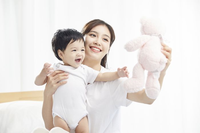 1629883531798555.jpg 攝圖網_501651346_年輕媽媽用毛絨玩具逗寶寶開心(企業(yè)商用) (1).jpg