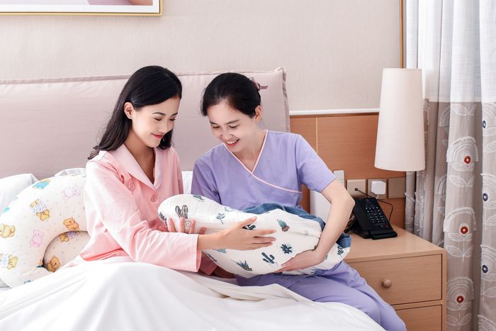 1630483526350397.jpg 攝圖網(wǎng)_501425096_護(hù)士幫忙照顧嬰兒(企業(yè)商用).jpg